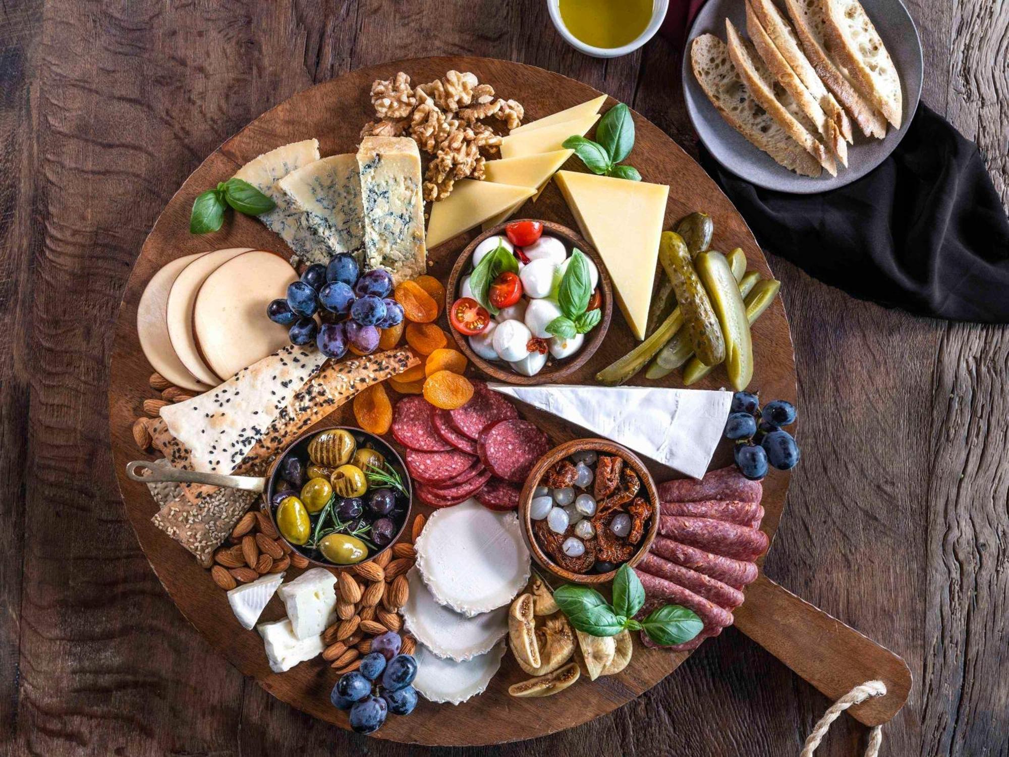 Rixos Premium Dubai Jbr Hotel Exterior foto A cheese board with a selection of cheeses, olives, grapes, and cured meats