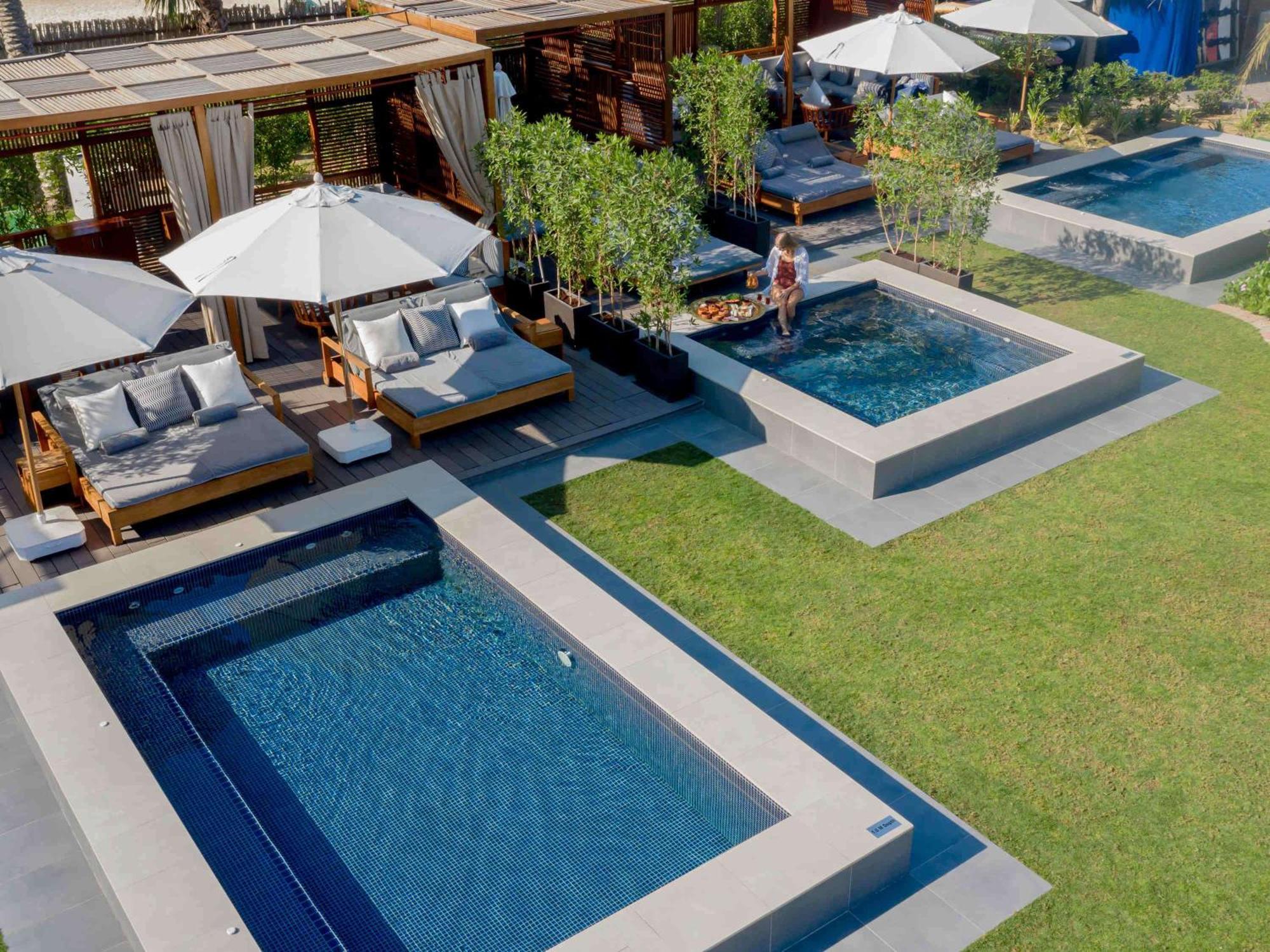 Rixos Premium Dubai Jbr Hotel Exterior foto The pool at the hotel